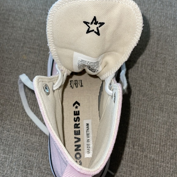 Himalayan Salt Run Star Converse- Size 7 - Picture 8 of 8